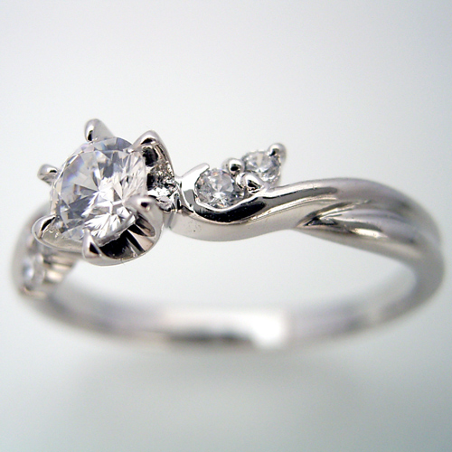 6本爪サイド2石のメレデザインの婚約指輪