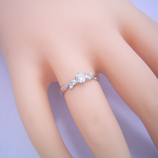 天使の羽デザイン6本爪の婚約指輪