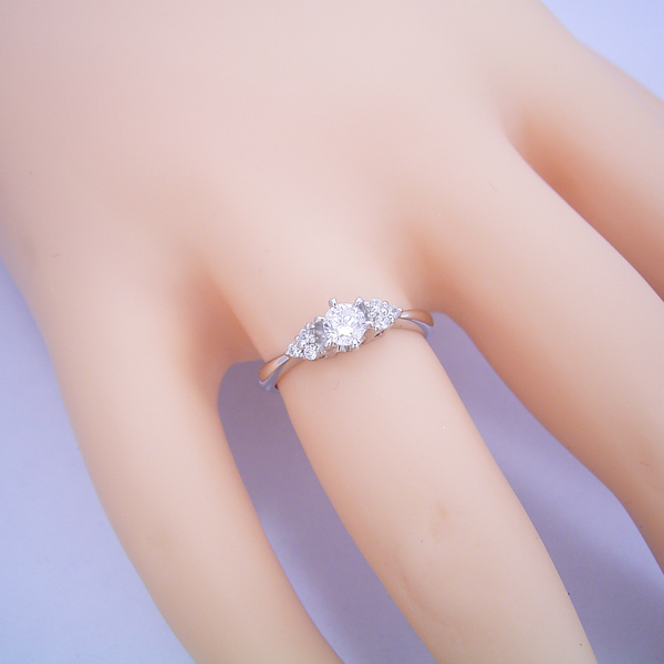 ６本爪ゴージャスデザインの婚約指輪