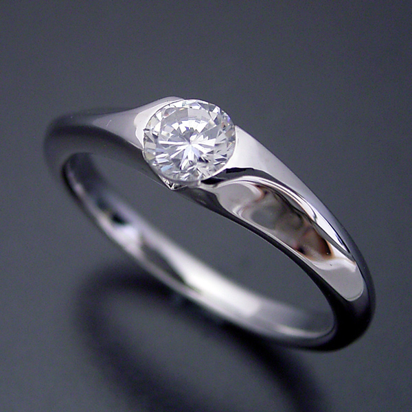 もの凄くスタイリッシュなデザインの婚約指輪