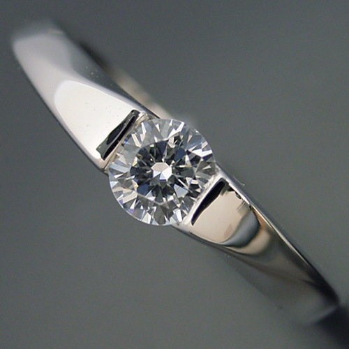 画像1: もの凄くスタイリッシュなデザインの婚約指輪 (1)