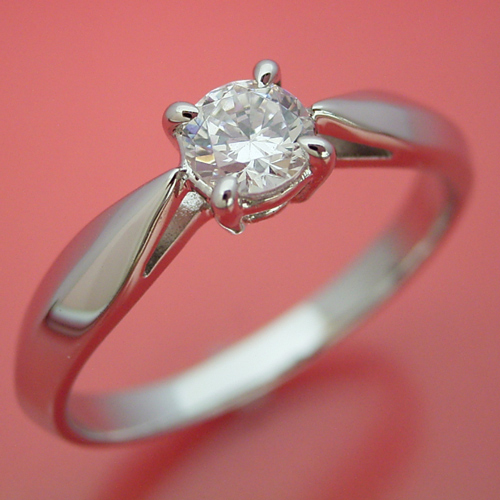 ４本爪の新しいデザインの婚約指輪