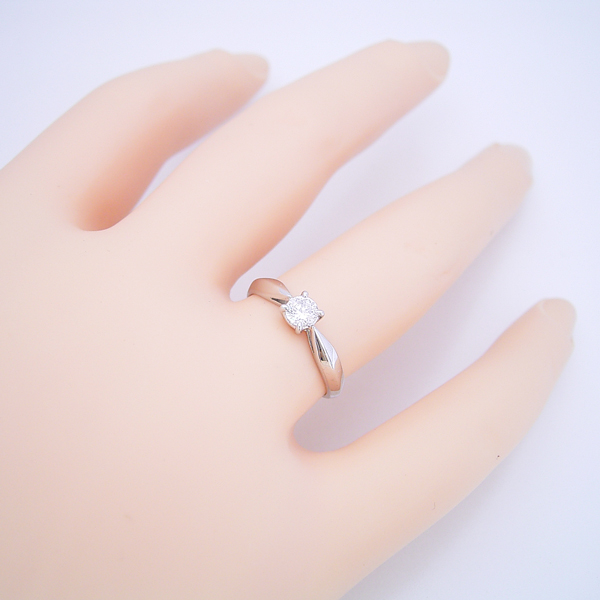 4本爪の新しいデザインの婚約指輪