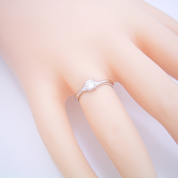 爪がしっかりとダイヤモンドを掴む婚約指輪