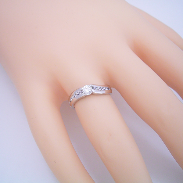 豪華で緻密な計算で作られた婚約指輪婚約指輪 