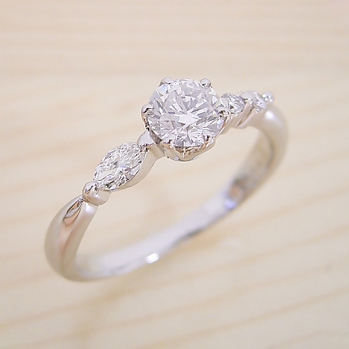 左右のダイヤモンドの形が違う、ちょっと珍しい婚約指輪