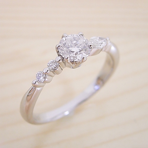 左右のダイヤモンドの形が違う、ちょっと珍しい婚約指輪