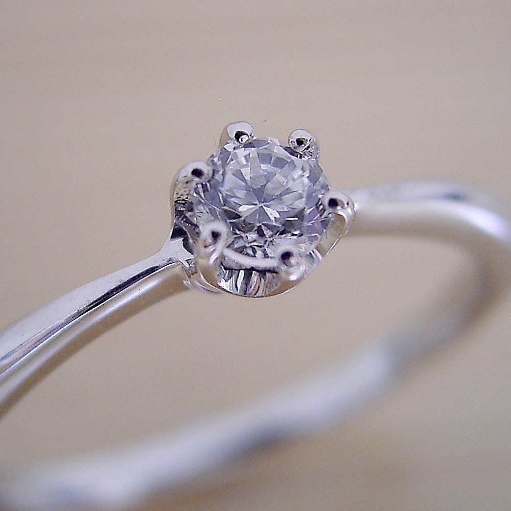 シンプルティファニーセッティングリング婚約指輪 - 婚約指輪