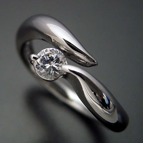 柔らかいラインでシンプルなデザインの婚約指輪