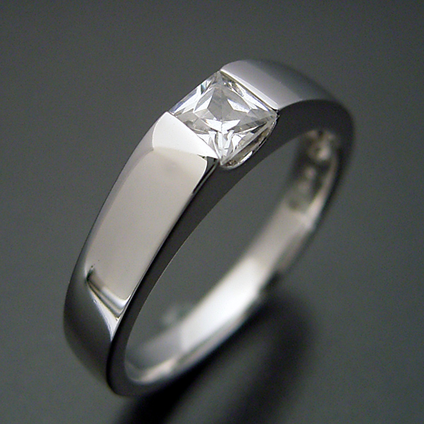プリンセスカットダイヤモンドを使ったシンプルでスッキリとした婚約指輪