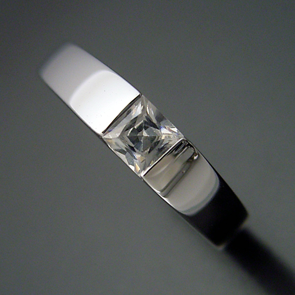 プリンセスカットダイヤモンドを使ったシンプルでスッキリとした婚約指輪