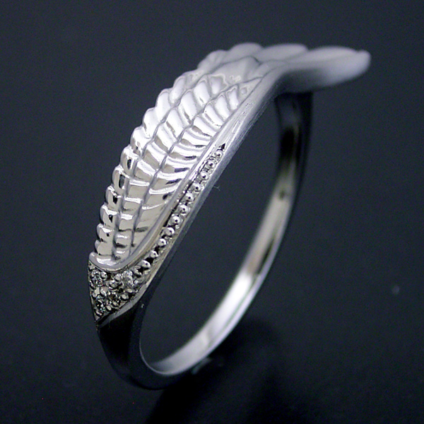 長く使える指輪としてデザインしたフェザー（羽）の結婚指輪