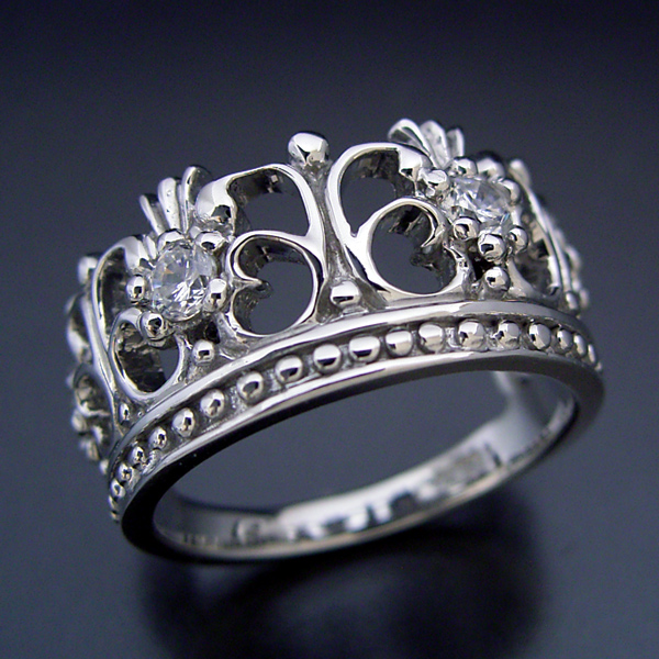豪華な王冠(クラウン)デザインの婚約指輪