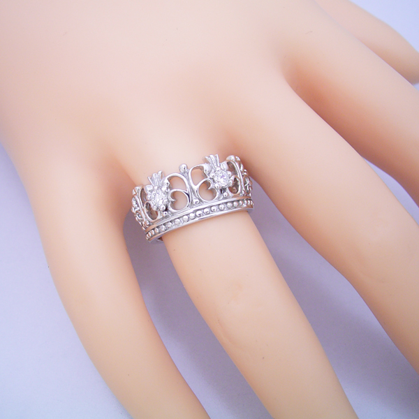 豪華な王冠(クラウン)デザインの婚約指輪