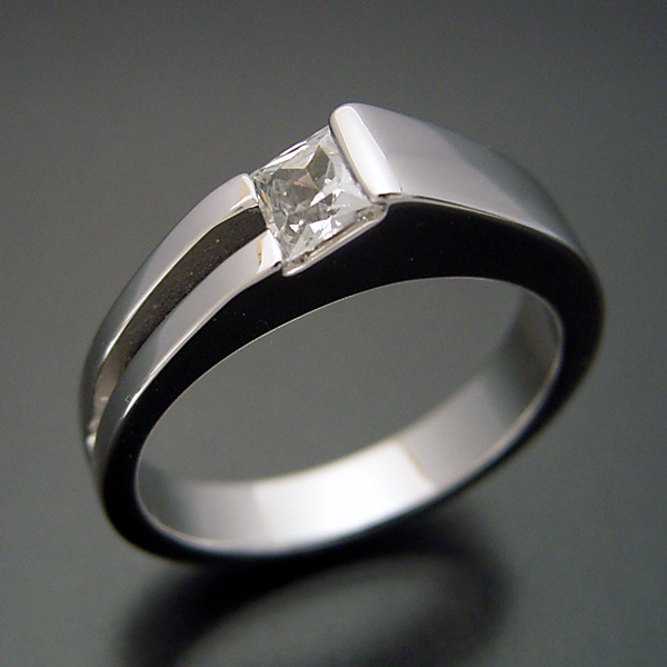 プリンセスカットダイヤモンドならではのデザインの婚約指輪