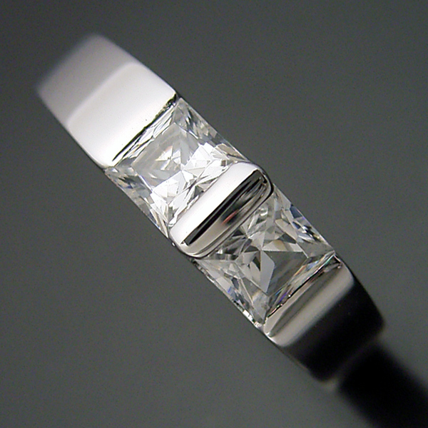 プリンセスカットダイヤモンドをスタイリッシュに使った婚約指輪
