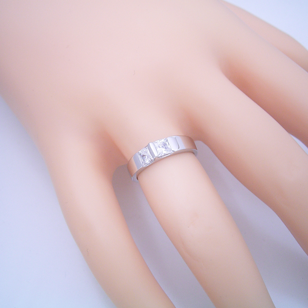 プリンセスカットダイヤモンドをスタイリッシュに使った婚約指輪