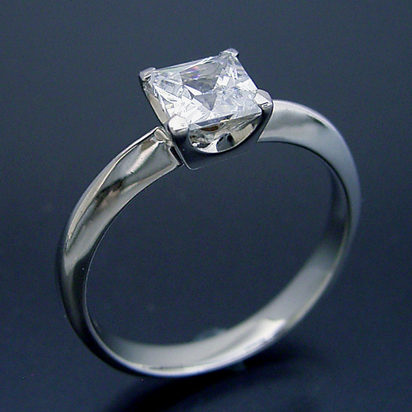 プリンセスカットのダイヤモンドを使ったシンプルデザインの婚約指輪