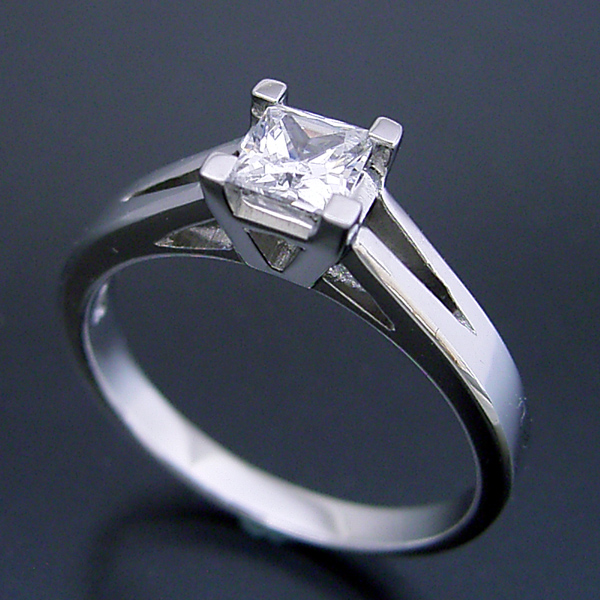 プリンセスカットのダイヤモンドを使った重厚な婚約指輪