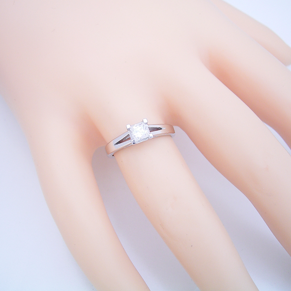 プリンセスカットのダイヤモンドを使った重厚な婚約指輪
