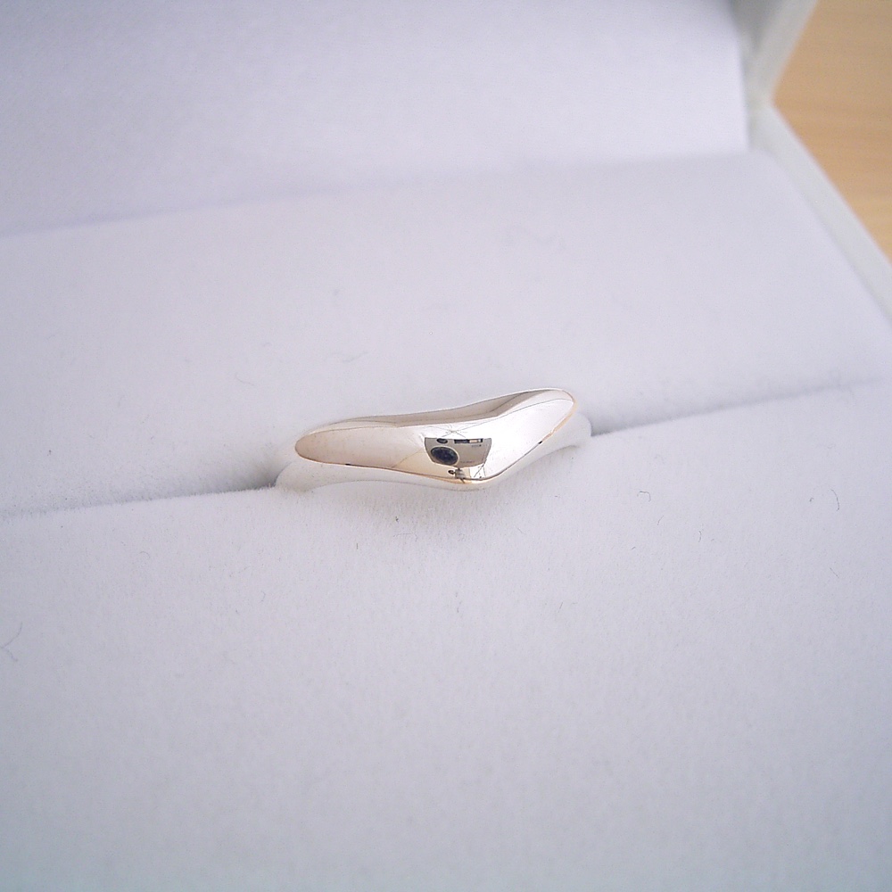 画像1: 指が長く見える、滑らかくV字ラインを描く結婚指輪 (1)