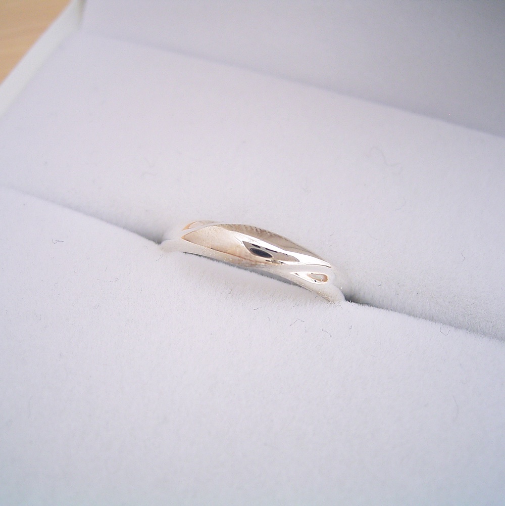 画像1: 特別な作り方でボリューム感を出した結婚指輪 (1)