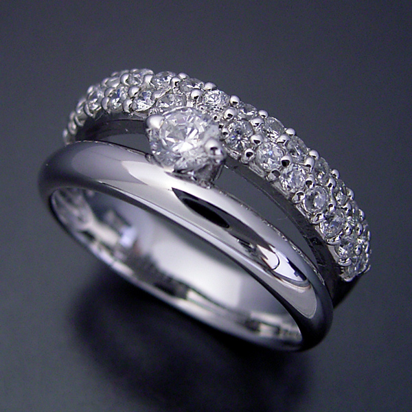 パヴェセッティングと甲丸リングを組み合わせた婚約指輪