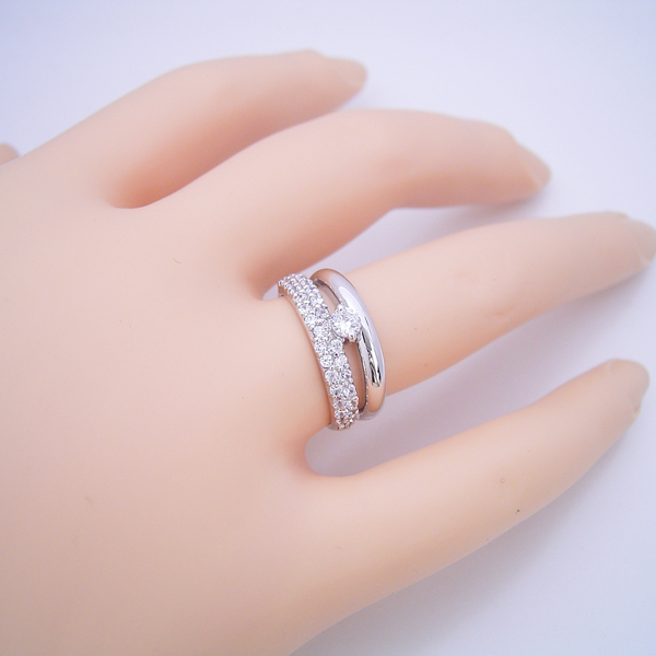 パヴェセッティングと甲丸リングを組み合わせた婚約指輪 婚約指輪(エンゲージリング) 婚約指輪(エンゲージリング)の販売「ブリリアントジュエリー」
