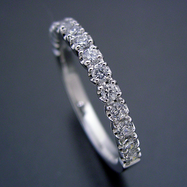 最高品質のダイヤモンドで作るハーフエタニティリング