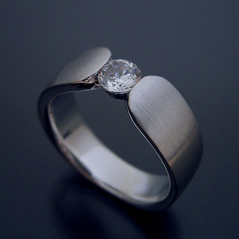 指当たりが最高の婚約指輪「Kiwami type F」