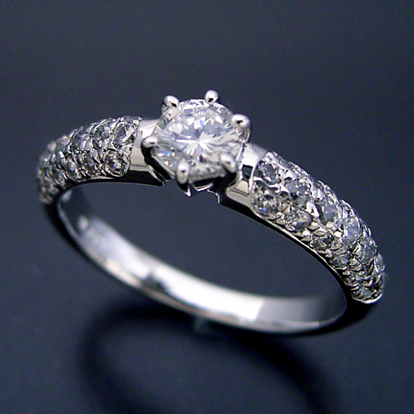 ハーフパヴェセッティングの婚約指輪 