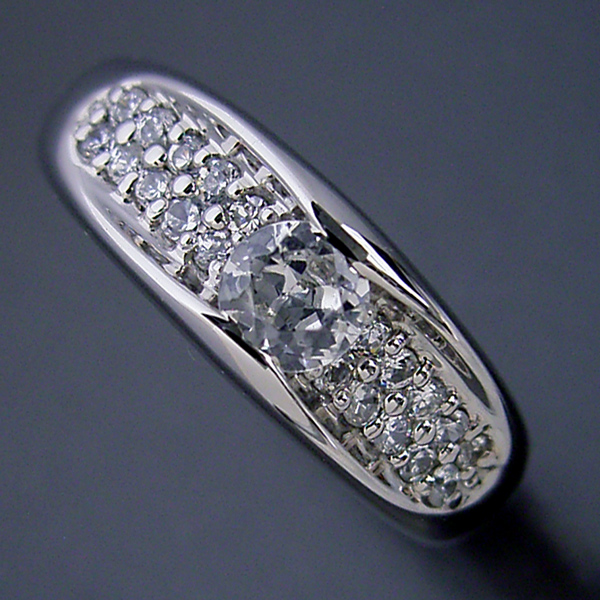 メレダイヤモンドも主役の婚約指輪