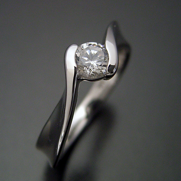 画像1: 本当に美しいひねりの婚約指輪 (1)
