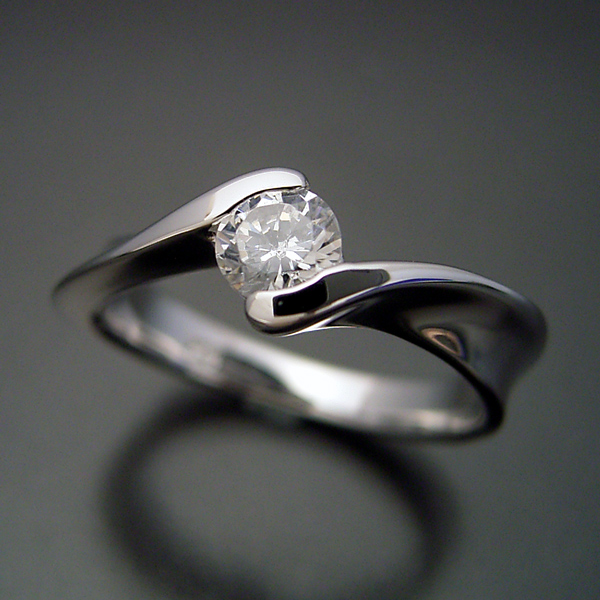 本当に美しいひねりの婚約指輪