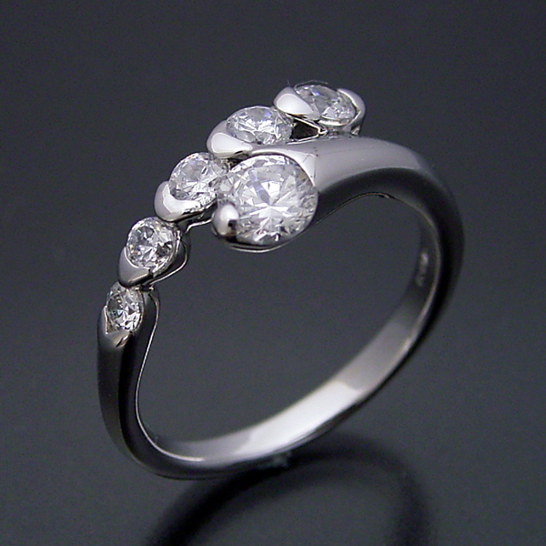 美しく豪華な婚約指輪
