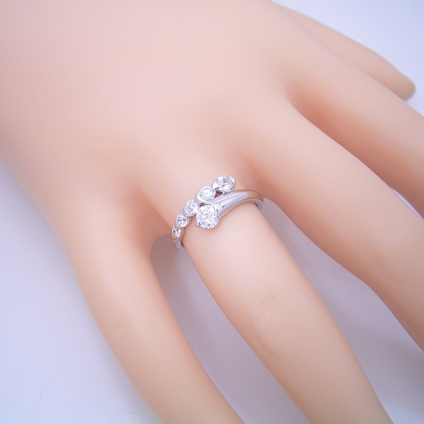 美しく豪華な婚約指輪