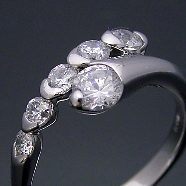 画像1: 美しく豪華な婚約指輪 (1)