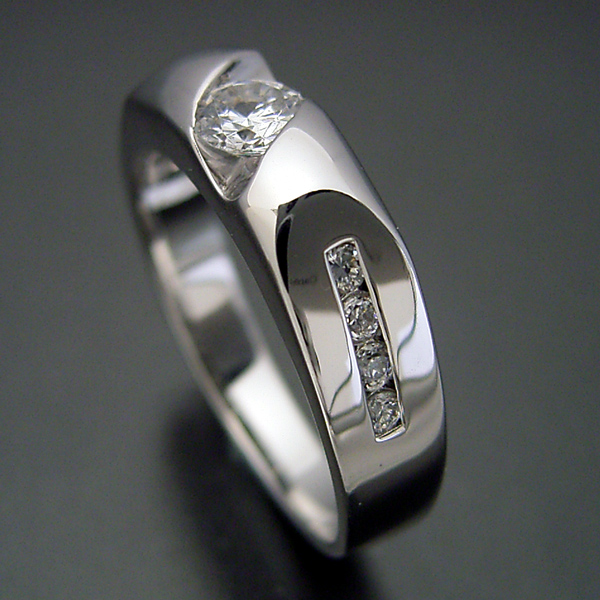 画像1: 適度にスタイリッシュなデザインの婚約指輪 (1)