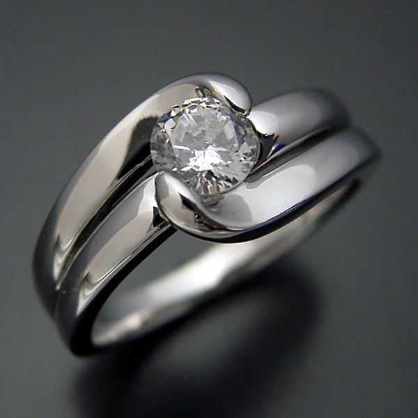 ダイヤモンドを優しく包み込む婚約指輪