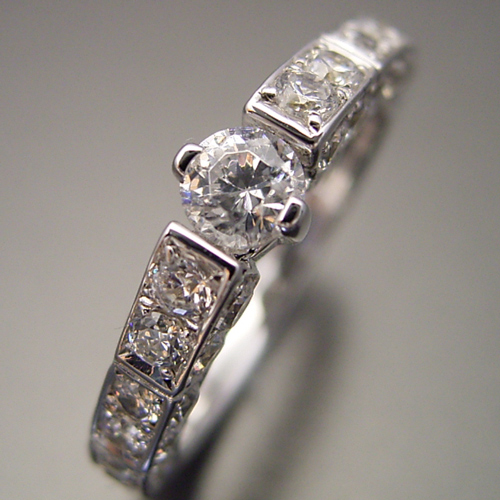 細身で豪華な指が綺麗に見える婚約指輪