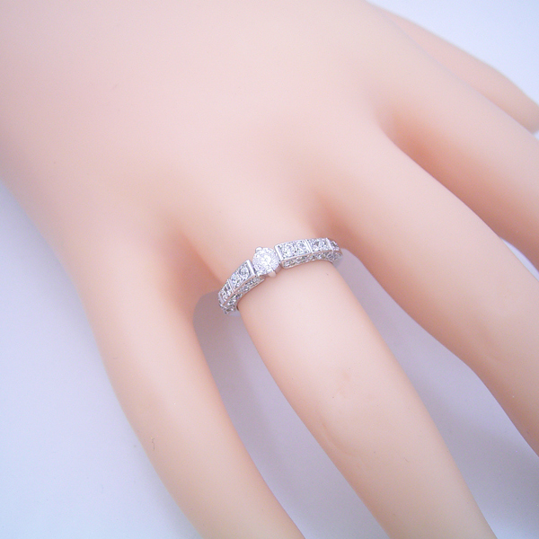 細身で豪華な指が綺麗に見える婚約指輪