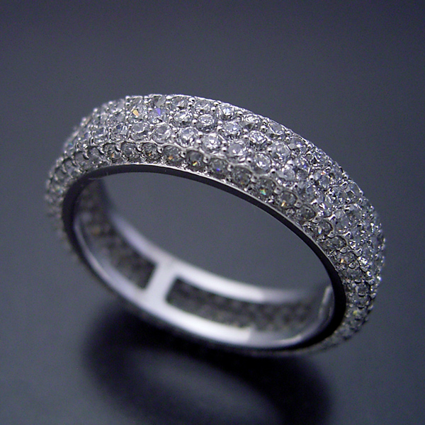 平打ちリングがベースのフルパヴェセッティングエタニティリングの婚約指輪