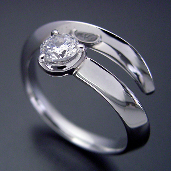 スッキリとしてシンプルな婚約指輪