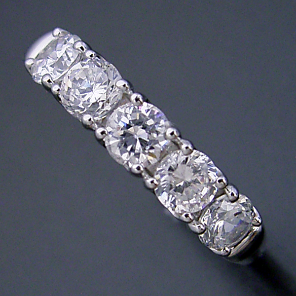 一番お気に入りのハーフエタニティリングの婚約指輪 - 婚約指輪(エンゲージリング) - 婚約指輪(エンゲージリング)の販売「ブリリアントジュエリー」