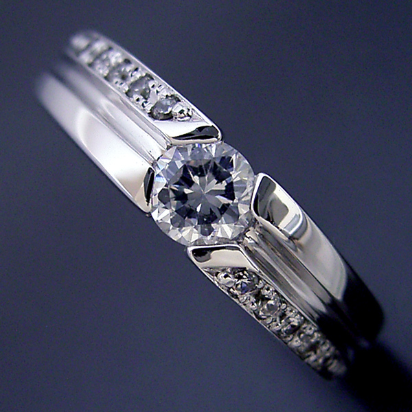 シンプルなデザインに控えめなダイヤモンドが上品な婚約指輪 