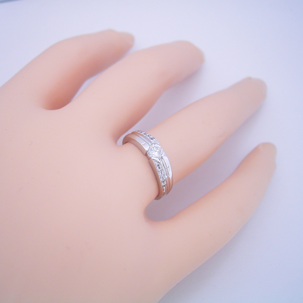 シンプルなデザインに控えめなダイヤモンドが上品な婚約指輪 