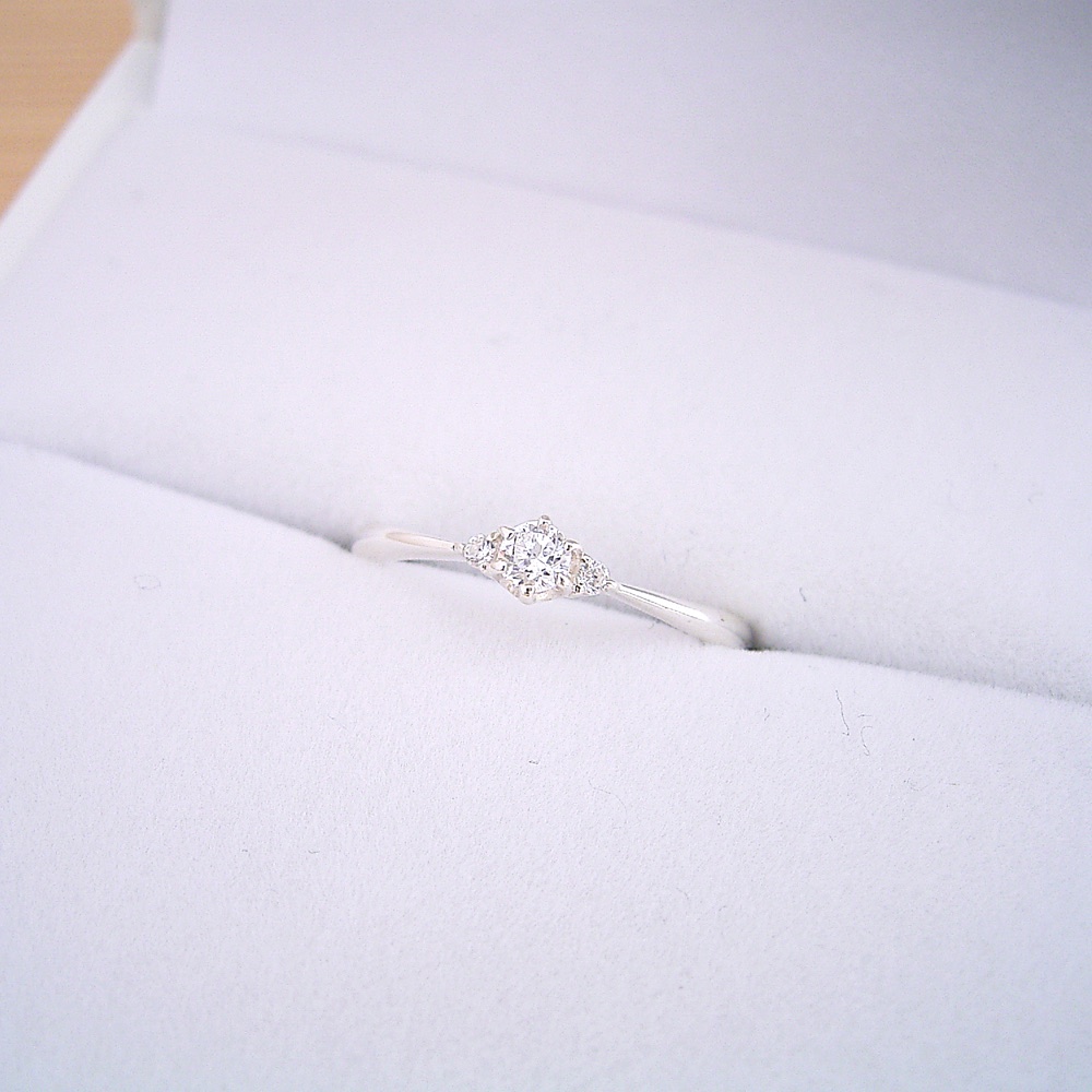 サイドメレが付いた、シンプルティファニーセッティングリング婚約指輪 