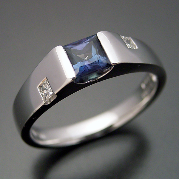 スクエアカットのアレキサンドライトの婚約指輪