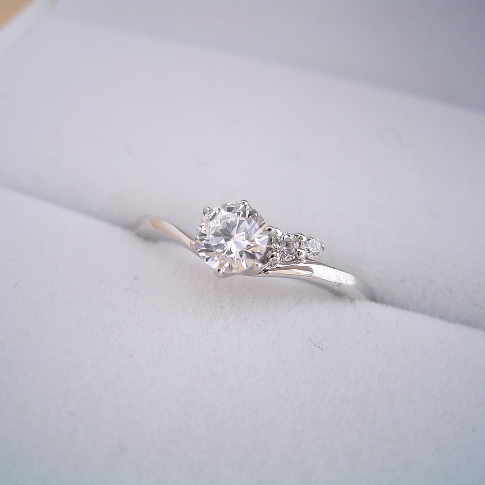 ２つのサイドメレダイヤが凄く可愛い ずっと作りたかった婚約指輪 婚約指輪 エンゲージリング 婚約指輪 エンゲージリング の販売 ブリリアントジュエリー