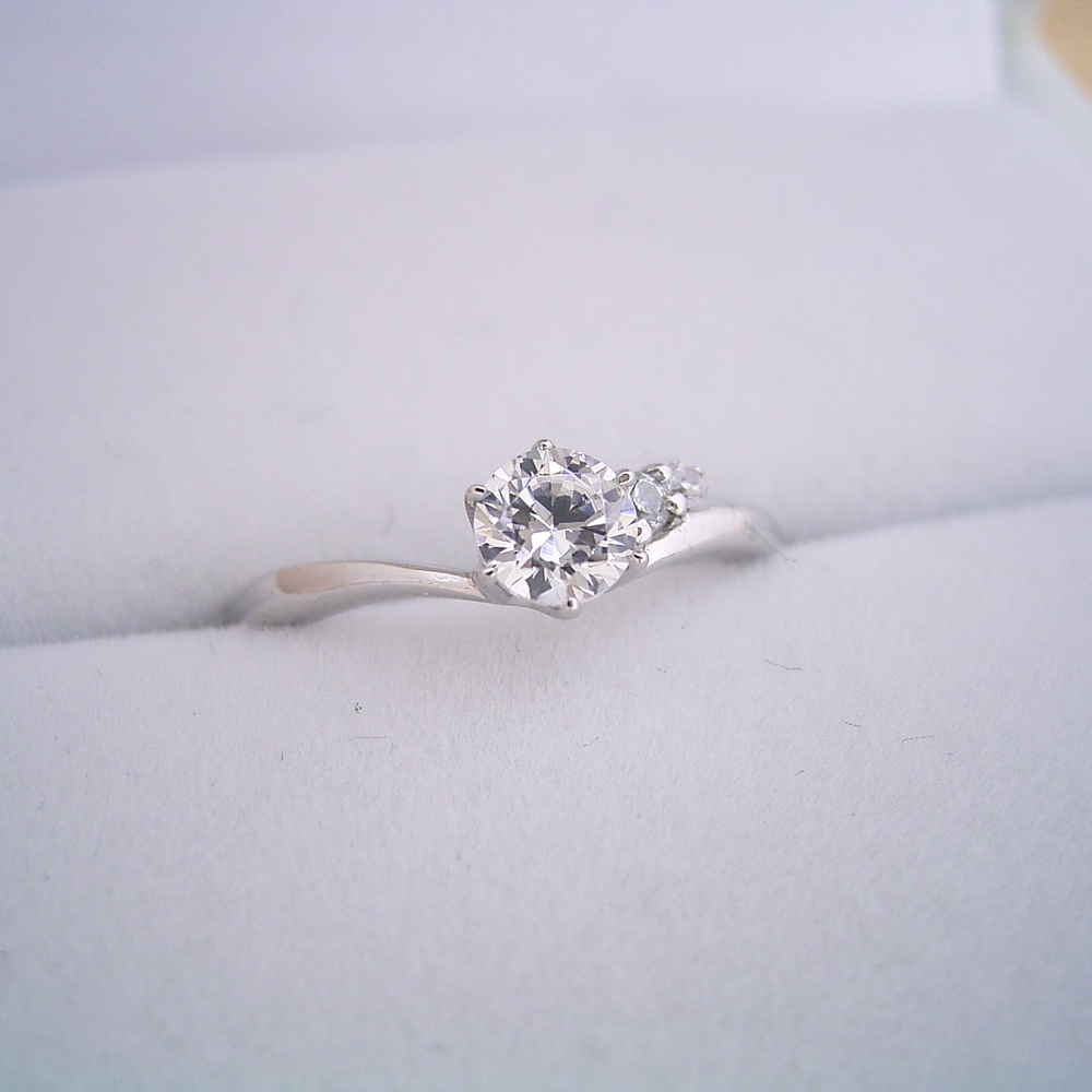 ２つのサイドメレダイヤが凄く可愛い、ずっと作りたかった婚約指輪